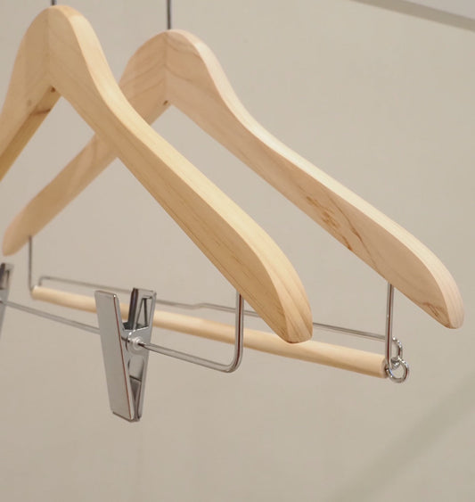 大切な服には、ヒノキのハンガーを。